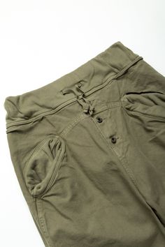 A relaxed silhouette that you can wear without stress Color: Khaki 100% Cotton Made in Japan Model is 6'2 wearing a size 3 TAGGED SIZE 2 3 4 WAIST 27~33.5 28~40 30~42 FRONT RISE 15.75 16 16.5 BACK RISE 19.25 19.5 19.5 UPPER THIGH 14.5 14.5 14.5 KNEE 8.5 8.5 9 LEG OPENING 7 7 7.5 INSEAM 26.25 26.25 27.5 Measurements of actual garment in inches.Click here for our measuring guide. Relaxed Fit Sweatpants With Pockets For Daywear, Casual Bottoms With Straight Hem For Daywear, Relaxed Green Bottoms With Pockets, Relaxed Tapered Leg Bottoms For Daywear, Green Bottoms With Pockets For Daywear, Green Pants With Pockets For Daywear, Daywear Bottoms With Pockets And Straight Hem, Sweater Vest Jacket, Blue In Green