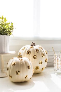 Polka Dot Pumpkin, Halloween Memes, Glitter Pumpkins, Halloween Pumpkins Carvings, Fall Decoration, Halloween Games, White Pumpkins, Fall Holidays, Fete Halloween