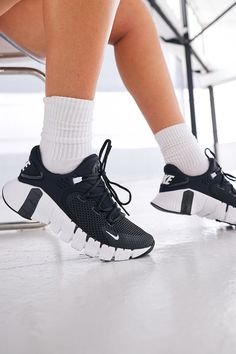 Latest Nike Shoes For Women, Nike Free Metcon 4 Women Outfit, Nike Free Metcon, Nike Metcon Women Outfits, Nike Free Metcon 4, Nike Metcon Women, Nike Metcon 4 Women Outfit, Tennis Nike, Gym Sneakers Women