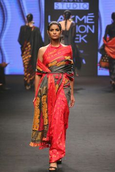 Sanjukta Dutta at Lakmé Fashion Week summer/resort 2018 Handloom Fashion Show, Lakme Fashion Week Saree, Saree Fashion Show, Indowestern Saree, Mekhela Sador, Clothing Fancy, Draping Saree, Dc Collection