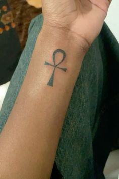 Cross Symbol Tattoo, Female Tattoo Symbol, Ankh Back Tattoo, Ahnk Tattoo Black Woman, Egpty Gods Tattoo, Ankh Nails, Anhk Tattoos For Women, Anhk Tattoos Egyptian, Ankh Cross Tattoo