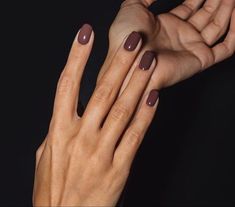 Woman Picture, Brown Nail Polish, Brown Nail, Her Nails, Makijaż Smokey Eye, Neutral Nails, Brown Nails, Nature Tattoos, Autumn Nails