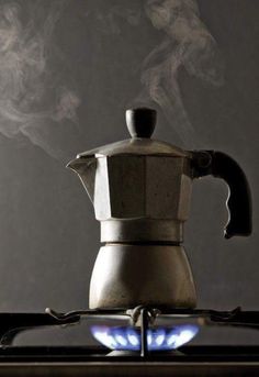 Coffee History, Moka Pot, Italian Coffee, Coffee Photography, Coffee Type, Stove Top Espresso, Great Coffee, Coffee And Books, Chocolate Coffee