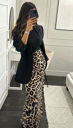 Leopard Skirt Outfits, Cheetah Skirt Outfit, Printed Skirt Outfit, Cheetah Print Skirt, Leopard Print Outfits, Mode Zara, Stylish Fall Outfits, Rock Outfit, Leopard Print Skirt