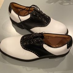 Men’s Size 8.5 Us Classic White Low-top Golf Shoes, Classic Low-top Formal Golf Shoes, White Leather Sole Sneakers For Formal Occasions, Classic Low-top Golf Shoes, Classic White Golf Sneakers, Classic Lace-up Golf Shoes For Sports, White Formal Sneakers With Contrast Sole, Classic Lace-up Golf Shoes, Classic Leather Golf Shoes