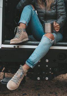 My Favorite Boots & Shoes for Traveling • The Blonde Abroad Outdoor Style Women, Outdoor Winter Outfit, Camping Outfits For Women, Cozy Winter Fashion, Rok Outfit, Looks Jeans, Hiking Outfit Women, Style Essentials