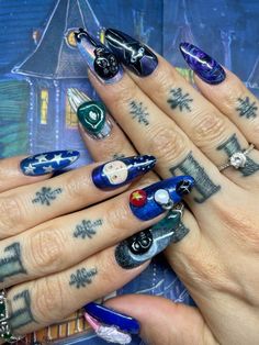 Uñas coraline Coraline Nails Art, Coraline Nails, Alt Makeup, Halloween Acrylic Nails, 3d Nail Art, Coraline, Diy Nails, Halloween Nails, Short Nails