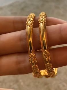 Gold Chudi, Gold Bangles Design Latest, Latest Earrings Design, Bangles Collection, Wedding Jewelry Sets Bridal Jewellery, Bead Hair, Delicate Gold Jewelry