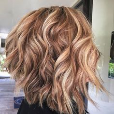 Blonde Honey Brown Hair, Fall Hair Colors For Sandy Blonde, Fall Foils Hair, Short To Medium Hair Color Ideas, Blonde Fall Colors, Fall Color Hair Blonde, Auburn Balayage Blonde Fall Hair, Fall Hair Color With Blonde, Highlights For Blonde Hair Fall