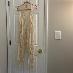 American Rag Boho Cream Colored Sleeveless Kimono. Fringe Bottom. Size Large. Excellent Condition! Beige Sleeveless Vest For Beach, White Bohemian Sleeveless Vest, Cream Sleeveless Vest For Spring, Sleeveless Kimono, American Rag, Cream Color, Sweaters For Women, Cream, Women Shopping