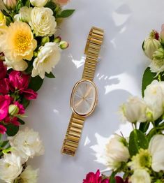 Gold Women Wristwatch, Gold Watch, Vintage Oval Wristwatch, Dainty Gold Watch Bussiness Women Watch, Watch Gift For Her Enhance your style with this chic and versatile oval-shaped women's watch, perfect for both casual outings and fashion-forward occasions. The minimalist design features a sleek, numberless display, exuding sophistication and modernity. Metarial *Quartz Movement *Stainless Steel Case *Minimal Look *Vintage Look *Oval Dainty Dial *Dainty Design Dainty Gold Watch, Gold Watch Vintage, Case Minimal, Watch Gift, Apple Watch Bands Leather, Minimal Look, Watches Women, Watch Vintage, Monogrammed Leather