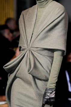 Haider Ackermann Detail Couture, Haider Ackermann, Couture Details, Creation Couture, Looks Style, Fashion Details, Shades Of Grey, Style Outfits, Look Fashion