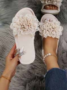 Bege Elegante Collar   Simples Pantufas de quarto Embellished Bling Slides, Plain Bedroom, Novelty Slippers, Easy Crochet Slippers, Floral Slippers, Crochet Slipper Pattern, Rose Shoes, Bedroom Slippers, Open Toe Slippers