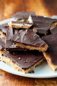 a plate full of chocolate and graham crackers on top of a wooden tablecloth