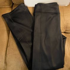 Never Worn Black Stretch Straight Leg Pants, Black Fitted Straight Pants, Black Stretch Yoga Pants For Fall, Black Stretch Straight Leg Leggings, High-waisted Stretch Black Pants, Fitted Black Yoga Pants For Work, Black Yoga Pants For Fall, High-waisted Black Leggings With Pockets, Black High-waisted Leggings With Pockets