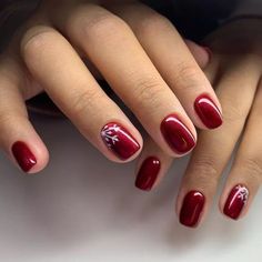 Christmas Nail For Short Nails, Nails 2024 Winter Christmas, Cranberry Nails Christmas, Nail Colors For Christmas 2024, Christmas Design Short Nails, Christmas Nail Designs Classy, Red Short Nails Christmas, Square Round Christmas Nails, Nail Art Simple Elegant Classy Sparkle