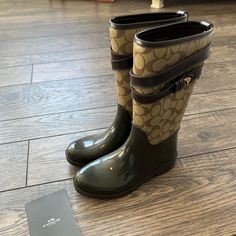 New With Box Coach Trisha Rain Boot Size 6 Casual Brown Coach Boots, Brown Rain Boots, Designer Rain Boots, Coach Winter Boots, Monogram Boots, Coach Rain Boots, Fur Snow Boots, Coach Boots, Womens Rain Boots