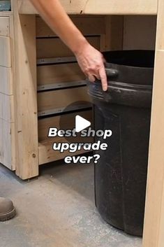 Modern outdoor lounge chair Garbage Can Storage In Garage, Trash Can Table Diy, Diy Trash Can Drawer, Diy Pull Out Garbage Cabinet, Diy Hidden Trash Can Kitchen, Diy Pull Out Trash Can, Diy Garbage Can Storage Kitchen, Kitchen Garbage Ideas, Diy Trash Can Cabinet