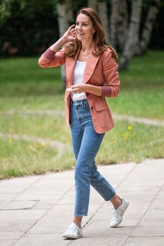 Mom Jeans Blazer Outfit, Jeans And Sneakers Outfit, Jeans Blazer, Look Office