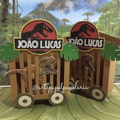 two cardboard dinosaurs are on display in front of a backdrop that says,'joao lucias do luas '