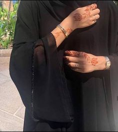 Simple Abaya Black, Abaya Designs Dubai, Small Henna Designs, Simple Abaya, Modest Abaya