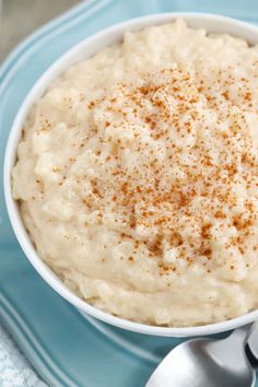 a bowl of mashed potatoes with cinnamon sprinkled on top