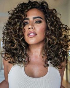 10 cortes de pelo bob rizado a capas que favorecen y dan movimiento a tus rizos Black Hair With Brown Highlights, Dark Curly Hair, Dark Brunette Hair, Layered Curly Hair, Chocolate Brown Hair Color