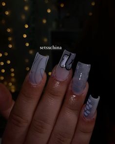 Black And Gray Nails Ideas, Gray Kaws Nails, Grey And White Short Nails, Brown Kaws Nails, Nails Gray And White, White Kaws Nails, Grey Kaws Nails, Kaws Henna, Kaws Nails Short