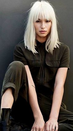 Long Bob Fringe Hairstyles, Short Platinum Blonde Hair With Bangs, Blonde Hair With Full Fringe, Blonde Full Fringe, White Blonde Bob With Fringe, Hairstyle Color, Grunge Platinum Blonde Hair, 2023 Hair, Look Festival