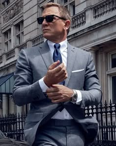 Omega James Bond, James Bond Outfits, James Bond Suit, Daniel Craig Style, Bond Outfits, Bond Suits, Gentleman Mode, Bond Style, James Bond Style