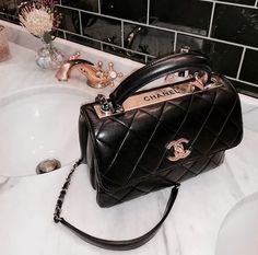 Bag | Black bag | Shoulder bag | Designer bag | Chanel | Gold details | Bathroom | Marble | Hand bag | Designertas | Zwarte tas | Schoudertas | Inspiration | More on Fashionchick Mochila Louis Vuitton, Shoulder Bag Designer, Poppy Delevingne, Cheap Purses, Bag Chanel, Sac Lunch, Diane Kruger, Claudia Schiffer