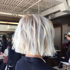 Cabelo curto platinado: 60 fotos, cuidados e produtos para manter o tom Hair Brained, Haircut And Color, Platinum Blonde Hair, Brown Blonde Hair, Hair Color And Cut, Short Blonde Hair, Grunge Hair