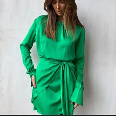 Nwt Runway Scout Jenara Dress (Emerald) Size Au 8 / Us 4 100% Polyester Green Long Sleeve Mini Dress For Date Night, Green Long Sleeve Cocktail Mini Dress, Green Long Sleeve Dresses For Date Night, Green Long Sleeve Mini Dress For Formal Occasions, Green Long Sleeve Midi Dress For Date Night, Elegant Kelly Green Dress, Elegant Kelly Green Dresses For Spring, Elegant Kelly Green Spring Dresses, Long Sleeve Green Dress For Brunch