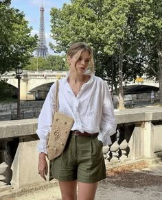 Chic Relaxed Fit Spring Shorts, Sezane Outfit Summer, Chic Button-up Shorts For Summer, High-waisted Linen Summer Shorts, Sezane Rome Shorts, Breakfast Outfit, Classic Style Outfits, Transition Outfits, Casual Chic Style