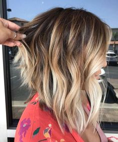 Capelli biondi Balayage Long Choppy Textured Bob, A Line Balayage Hair, Deep Bob Haircut, Brunette Balayage Hair Short Fine, Short Bob Haircut With Highlights, Toasted Coconut Hair Color Short, Fall Blond Balayage, Blonde Bob Highlights Low Lights, Shoulder Length Boliage Hair