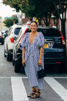 Sleeper Dress Street Style, Vacation Style Inspiration, Fashionable Summer Outfits, Poplin Dress Street Style, Danish Summer Style, Street Style Inspiration Casual, Portugal Street Style, Summer Outfit Street Style, Maxi Dress Street Style