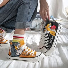 Canvas Shoes Men, Cute Converse Shoes, Cartoon High, Cute Converse, Kd Sneakers, Graffiti Canvas, Diy Clothes And Shoes, Custom Converse, All Stars Converse