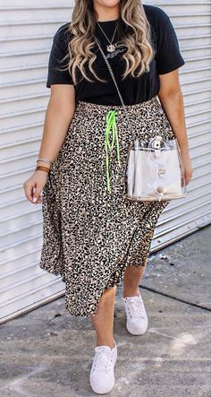 Falda y tenis blancos Plus-koon Muoti, Outfit Curvy, Chique Outfit, Look Plus Size, Leopard Print Skirt, Elegante Casual, Moda Plus, Curvy Girl Fashion, Curvy Girl Outfits