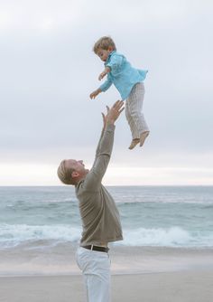 Lauren + Mike + Owen took their family holiday photos at la jolla beach in San Diego, CA. Owen loves the beach making this session full of adventure!!