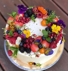 Wedding cake Berry Wedding Cake, Fruit Birthday Cake, Fruit Wedding Cake, Edible Flowers Cake, Flower Cake Decorations, Berry Wedding, Berry Cake, Pretty Dessert