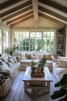 french-cottage-living-rooms French Cottage Home, French Cottage Living Room, French Cottage Style, Country Style Furniture, Cozy Romantic, Cottage Living Room, European Decor, Cottage Room, Cottage Aesthetic