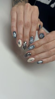 Includes silver chrome, black airbrush aura, stars, and 3D design, insta @ urnailmom. (Not the creator of this design🤍) Silver Chrome Nails With Stars, Aura Nails With 3d Design, 3d Effect Nails, Blue Silver Chrome Nails, Blue Mismatched Nails, Black And Silver Aura Nails, Funky Chrome Nails, Chrome 3d Nails Designs, Cybersigilism Nail Art