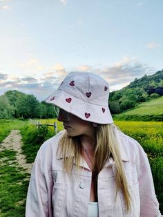 This happy/sad heart bucket hat it made from 100% cotton and is hand printed with machine washable fabric ink. Perfect for your summer outfits! Playful Cotton Bucket Hat With Short Brim, Trendy Handmade Cotton Bucket Hat, Handmade Cotton Bucket Hat For Festivals, Cotton Bucket Hat With Curved Brim For Festivals, Heart Bucket Hat, Flower Bucket Hat, Vintage Flask, White Bucket Hat, Flower Bucket