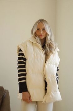 white oversized puffer vest paired with a black and white stripe sweater Cream Vest Outfit, White Puffer Vest Outfit, Puffer Vest Cropped, Cardigan Outfit Fall, Oversized Puffer Vest, Puffer Vest Outfit, Fits Fall, Outfits Back To School, Vest Outfits For Women