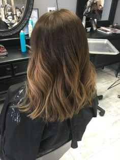 Medium Length Haircut Ombre, 6n Hair Color With Blonde Highlights, Balayage Medium Brown Hair, 6n Hair Color, Ombre Medium Hair, Hair Color With Blonde Highlights, Hair Color Streaks