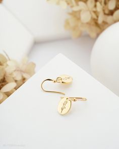 This oval statement earrings is personalized with your birth flower on the front, and words/symbol on the back. Just simply nice and minimalist to wear anytime, anywhere! STATEMENT FLOWER EARRINGS - NEW COLLECTION DETAIL * Oval dimension: 9x12mm * Material: 925 Sterling Siver * Color: 100% Silver, 18k Gold Plated, 18k Rosegold Plated * Engraving: - Front: Your Birth Flower - Back: Words/Symbol, maximum 15 characters PRODUCTION TIME * All our products are made to order so please allow us to take Flower Charm Earrings For Mother's Day Anniversary, Flower Charm Earrings For Anniversary On Mother's Day, Flower Charm Earrings For Anniversary And Mother's Day, Dainty Birth Flower Earrings For Mother's Day, Dainty Flower Earrings For Mother's Day, Dainty Dangle Flower Earrings For Mother's Day, Flower Drop Earrings For Anniversary And Mother's Day, Dainty Ear Wire Earrings For Mother's Day, Dainty Hypoallergenic Flower Earrings For Mother's Day