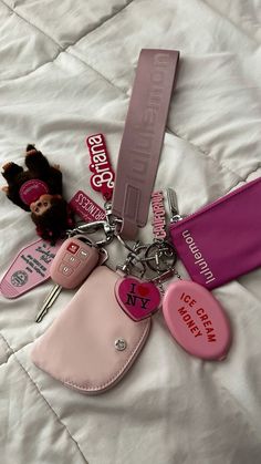 School Keychain Ideas, Cute Car Keychains, Keychain Essentials, Car Keychain Aesthetic, Car Keys Keychain Ideas, Car Keys Aesthetic, Lululemon Keychain, Car Keychain Ideas