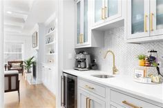 8 Kitchen Trends for 2022 & 2023 Depot Cabinet Hardware Trends, Kitchen Hardware Trends, Retro Kitchen Cabinets, Easy Kitchen Updates, Gold Kitchen Hardware, Kitchen Decor Trends, Spring Kitchen Decor, Decorating Above Kitchen Cabinets