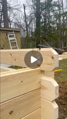 a video demonstrating how to build a wooden fence with the help of a handrail