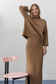 Long and straight knit skirt with an elastic waistband and ribbed waist and hem. Perfect to combine with its matching jumper. Knitted Skirt Set, Long Knit Skirt, Gents T Shirts, Woman Skirt, Jumper Short, Knitted Skirt, Sleepwear Dress, Girls Sleepwear, Tank Top Dress